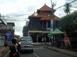 The Banjar Tebuana town hall of Sukawati at the crossing of the Jalan Raya Sukawati and Jalan Pantai Purnama streets, viewed from the taxi from Ubud