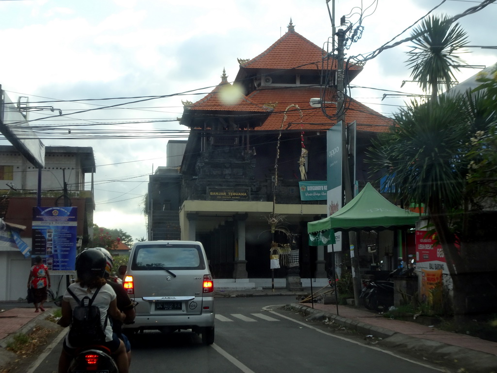 The Banjar Tebuana town hall of Sukawati at the crossing of the Jalan Raya Sukawati and Jalan Pantai Purnama streets, viewed from the taxi from Ubud