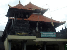 The Banjar Tebuana town hall of Sukawati at the crossing of the Jalan Raya Sukawati and Jalan Pantai Purnama streets, viewed from the taxi from Ubud