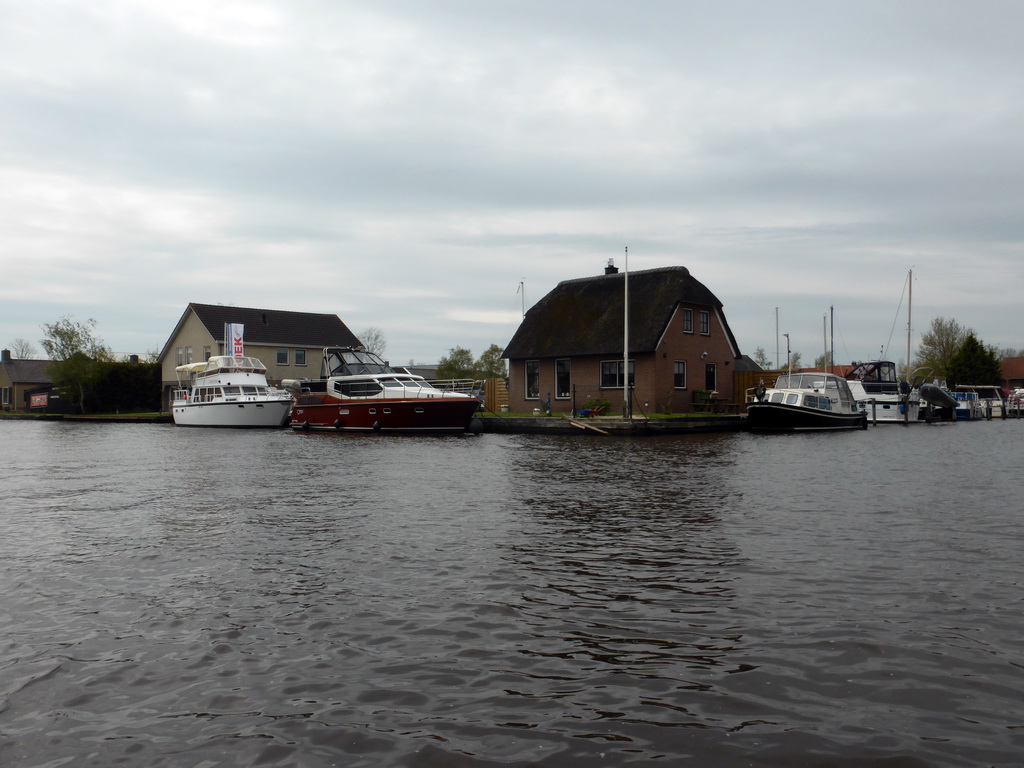 Boats and houses at the crossing of the Cornelisgracht and the Kanaal Beukers-Steenwijk canals, viewed from our tour boat