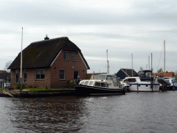 Boats and houses at the crossing of the Cornelisgracht and the Kanaal Beukers-Steenwijk canals, viewed from our tour boat