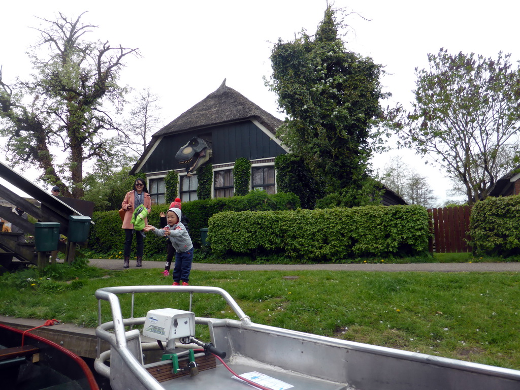 Boats and tourists in front of a house at the Binnenpad canal, viewed from our tour boat