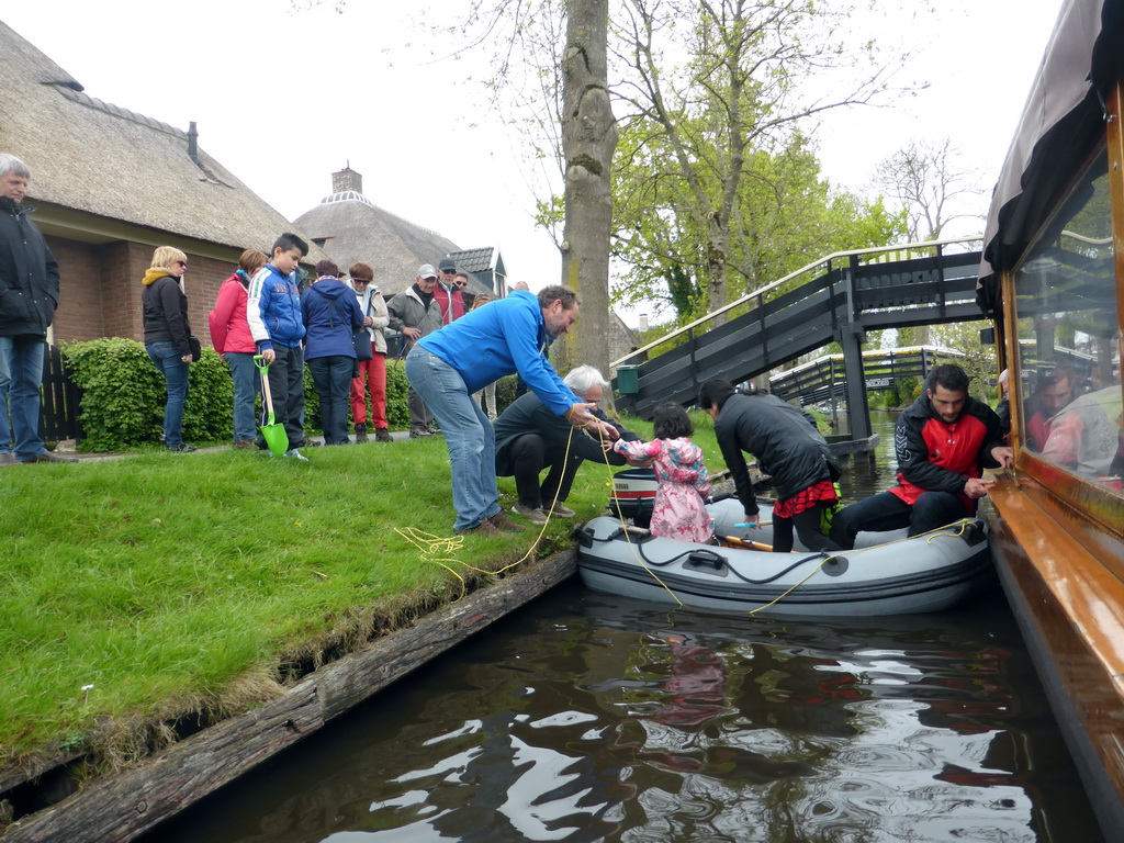 Tourists in a boat getting stuck on the Binnenpad canal, viewed from our tour boat