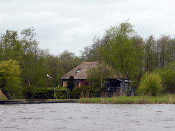 House at the banks of the Bovenwijde lake, viewed from our tour boat