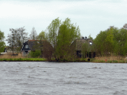 Houses at the banks of the Bovenwijde lake, viewed from our tour boat