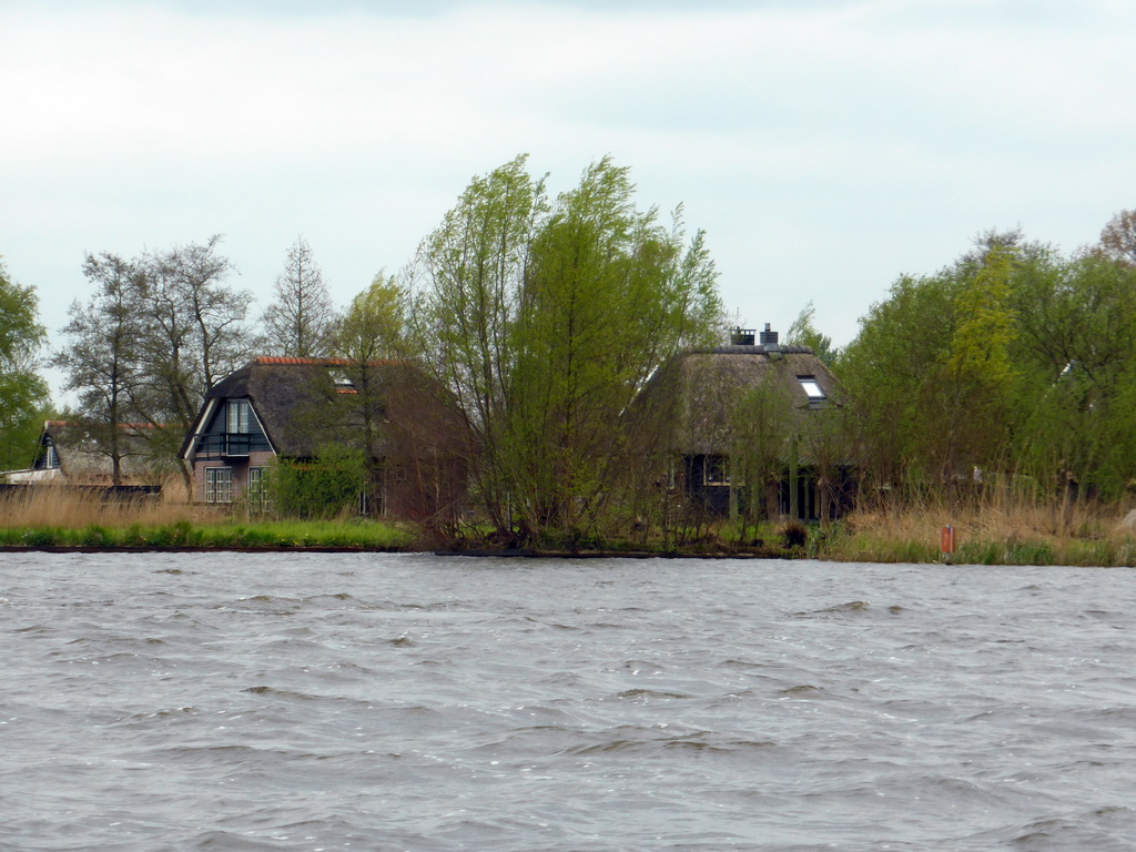 Houses at the banks of the Bovenwijde lake, viewed from our tour boat