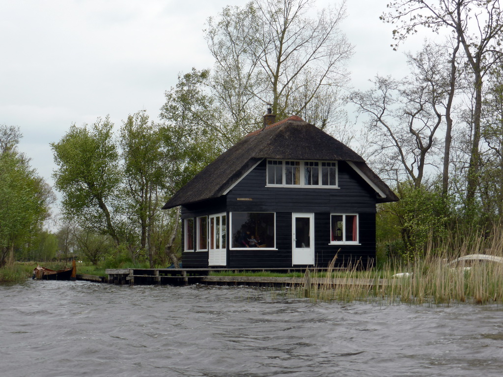 House at the banks of the Bovenwijde lake, viewed from our tour boat