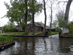 Houses and bridges at the crossing of the Volkensvaart canal and the Binnenpad canal, viewed from our tour boat