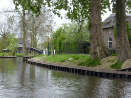 Houses and bridges at the Binnenpad canal, viewed from our tour boat