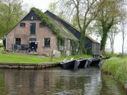 Houses and boats at a canal, viewed from our tour boat on the Binnenpad canal