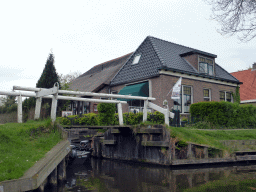 Houses, boats and a bridge over a canal, viewed from our tour boat on the Binnenpad canal