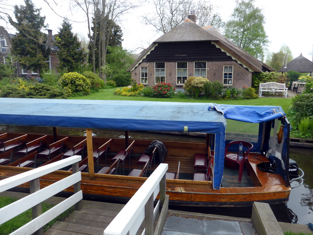 Houses and a boat on the Binnenpad canal