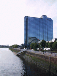 The Crowne Plaza Hotel Glasgow and the River Clyde