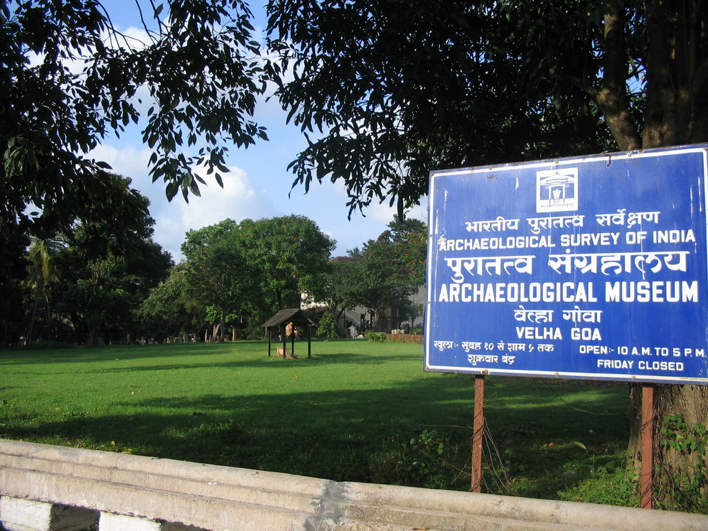 Sign in front of the Archaeological Museum at Old Goa