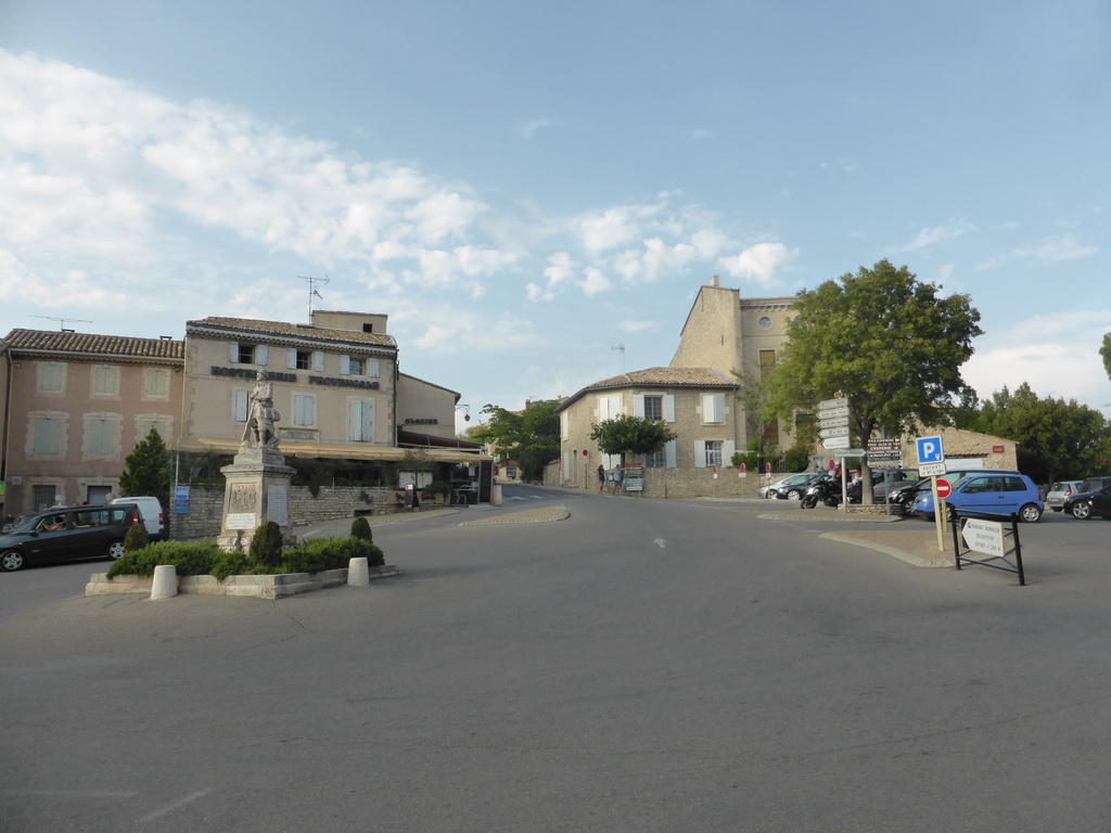 Roundabout in the town center with a monument for the victims of World War I