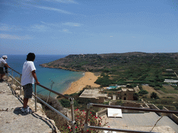Our Gozo tour jeep driver at the Calypso Cave viewing point, with a view on the beach of Ramla Bay