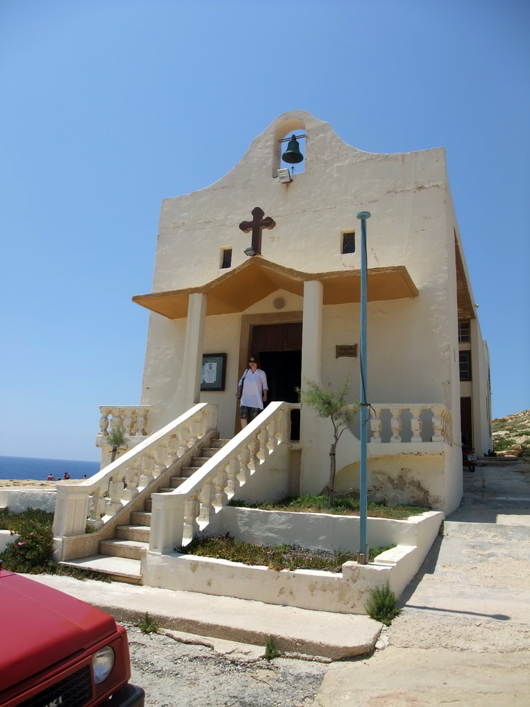 Miaomiao in front of St. Anne`s Chapel at Dwejra Bay