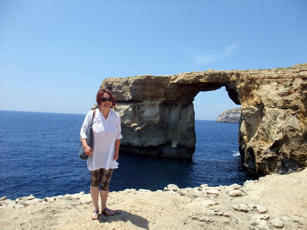 Miaomiao at the Azure Window at Dwejra Bay