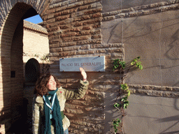 Our tour guide at the entrance of the Palacio de Generalife