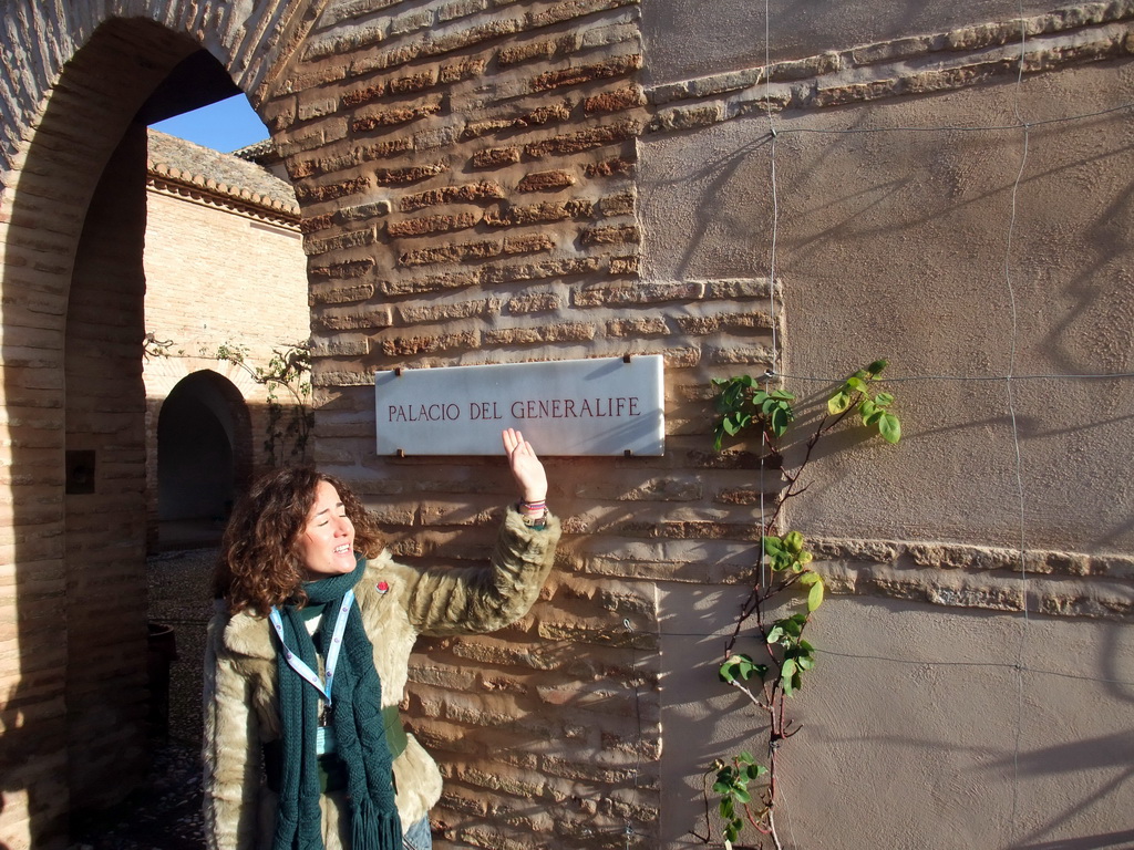 Our tour guide at the entrance of the Palacio de Generalife