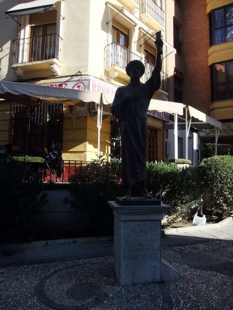 Statue in front of Restaurante Topolino at the Calle de la Colcha street