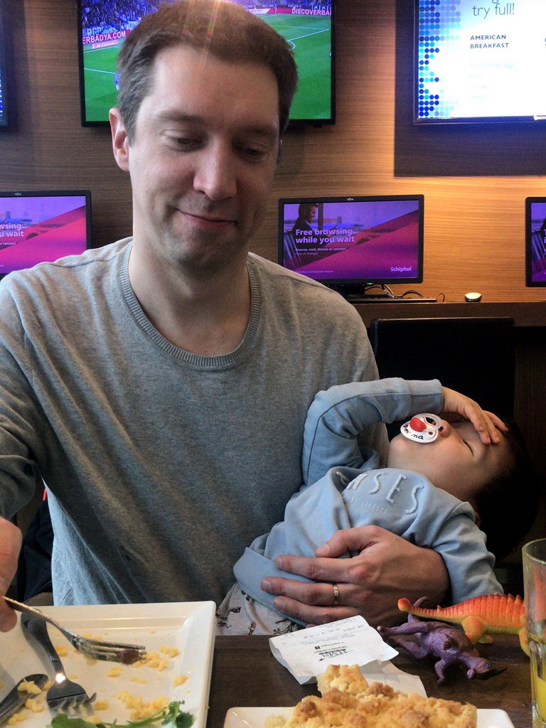 Tim and Max having lunch at Departure Lounge 4 at Gate M of Schiphol Airport