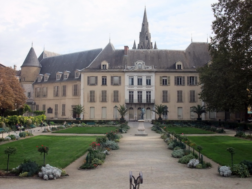 The Jardin de Ville garden and the tower of the Église Saint-André church