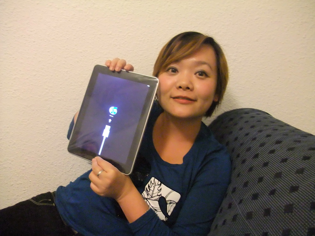 Miaomiao with iPad in David`s apartment