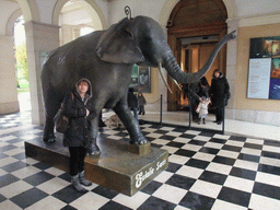 Miaomiao with a statue of an elephant at the entrance of the Museum of Natural History