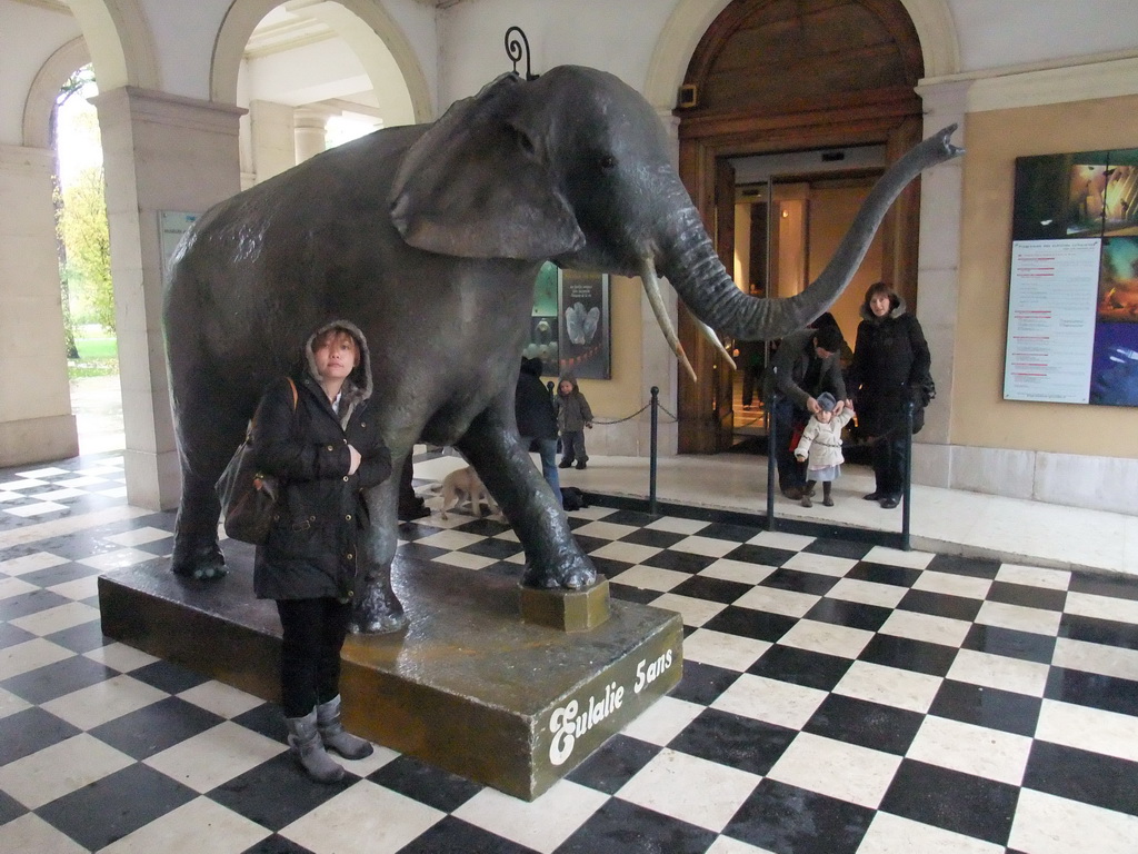 Miaomiao with a statue of an elephant at the entrance of the Museum of Natural History