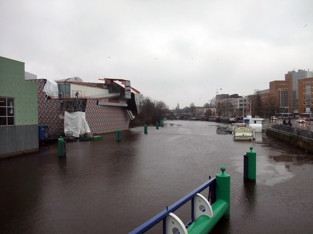 The Groninger Museum and the Verbindingskanaal canal with boats