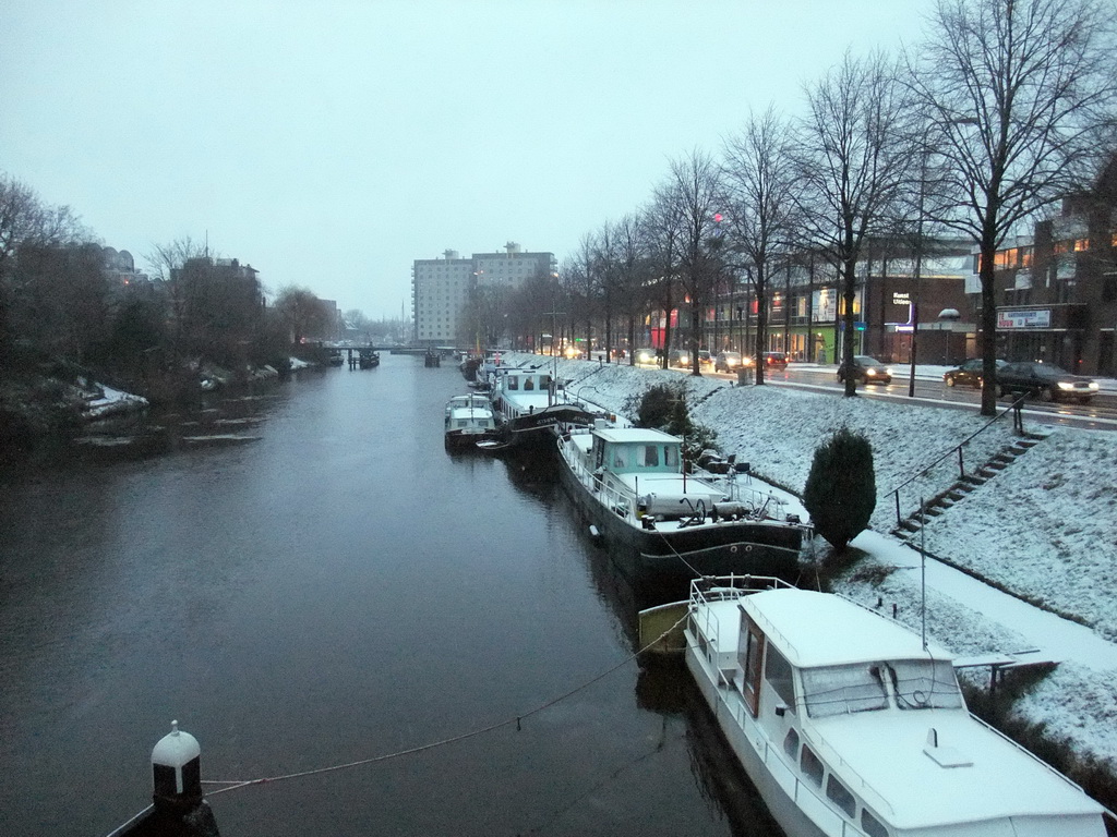 The Verbindingskanaal canal with boats, viewed from the Oosterbrug bridge