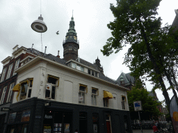 The crossing of the Oude Kijk in Het Jatstraat street and the Broerstraat street, with the tower of the Academiegebouw building