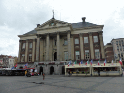 Front of the City Hall and market stalls at the Grote Markt square