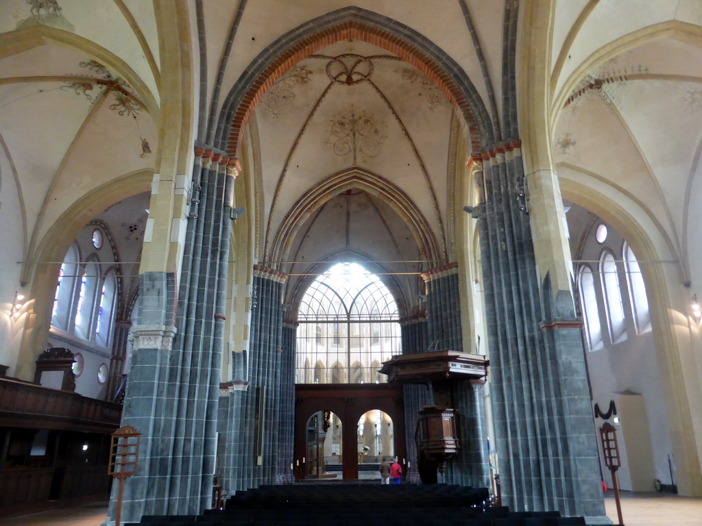 Nave, pulpit, choir and apse of the Martinikerk church