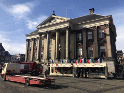 Front of the City Hall and market stall at the Grote Markt square