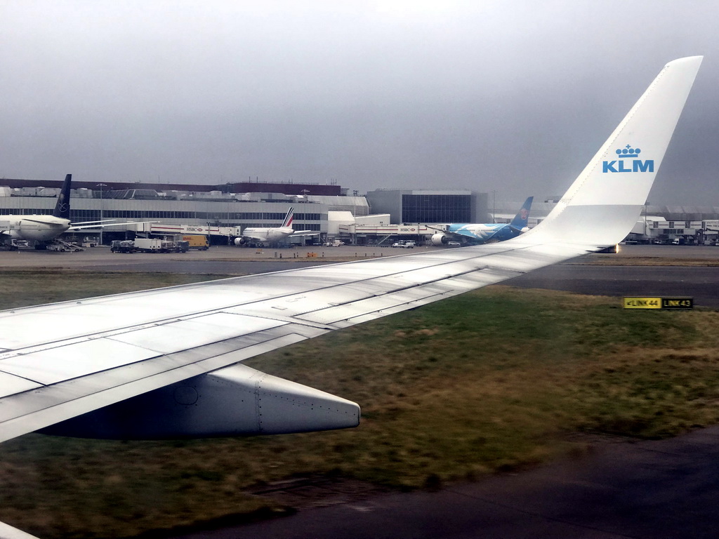 London Heathrow Airport, viewed from the airplane from Amsterdam