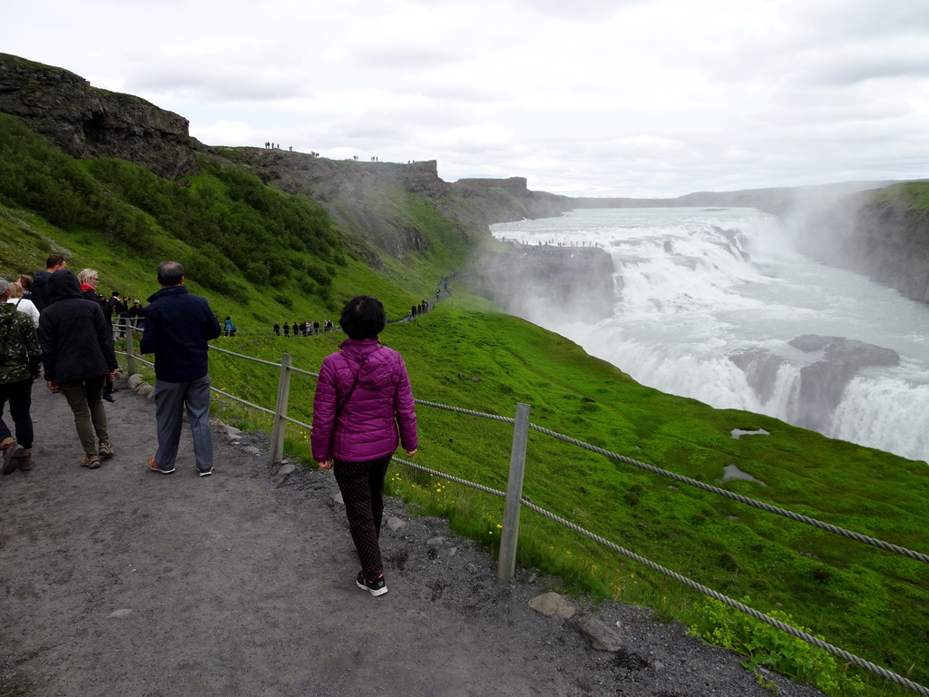 Miaomiao`s parents on the path from the lower viewpoint to the closeby viewpoint of the Gullfoss waterfall