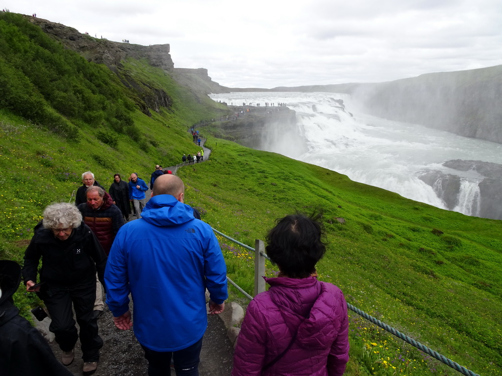 Miaomiao`s mother on the path from the lower viewpoint to the closeby viewpoint of the Gullfoss waterfall