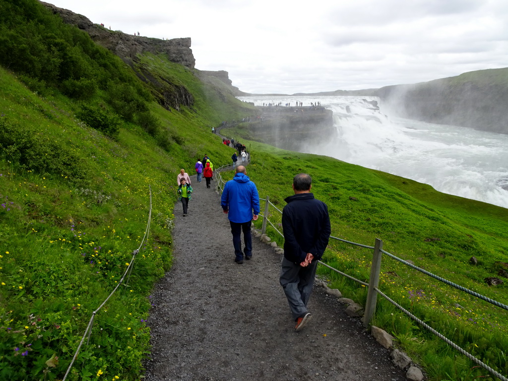 Miaomiao`s father on the path from the lower viewpoint to the closeby viewpoint of the Gullfoss waterfall