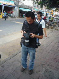 Photographer at a shopping street in the city center, during the photoshoot