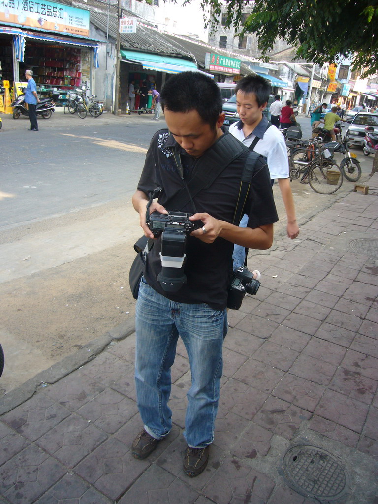 Photographer at a shopping street in the city center, during the photoshoot
