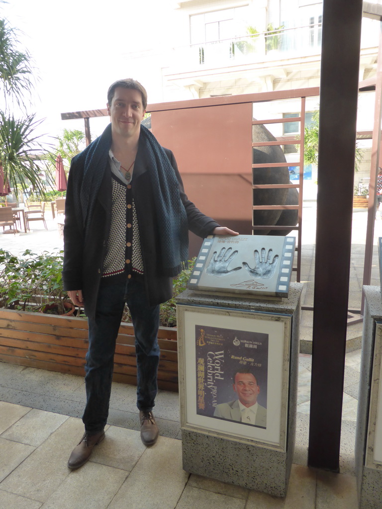 Tim with the hand prints of Ruud Gullit at the Mission Hills Golf Resort Haikou