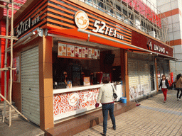 Miaomiao in front of the 52Tea shop at Nanbao Road