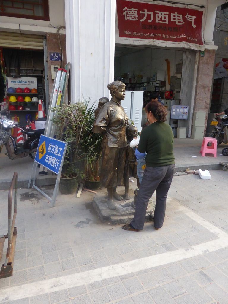 Statue at Zhongshan Road