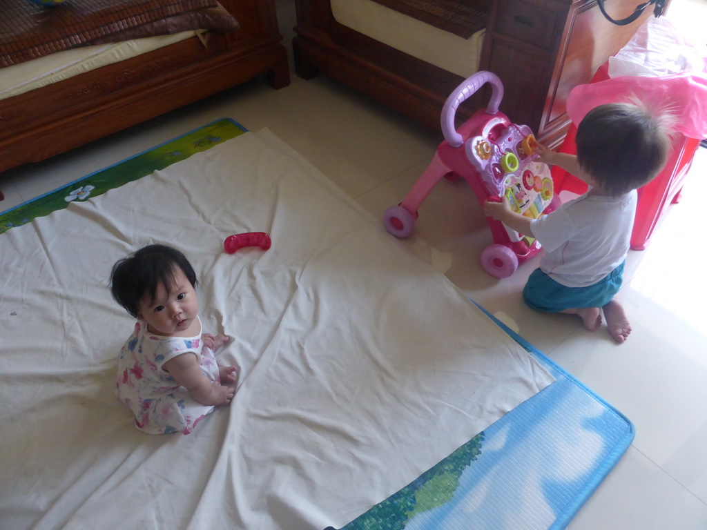 Max and his cousin in the apartment of Miaomiao`s sister