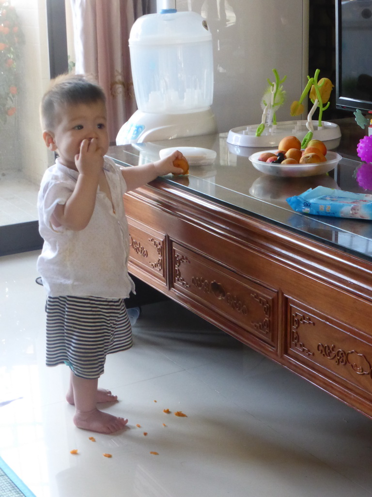 Max eating fruit in the apartment of Miaomiao`s sister