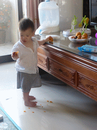 Max eating fruit in the apartment of Miaomiao`s sister