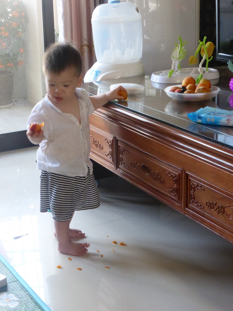 Max eating fruit in the apartment of Miaomiao`s sister