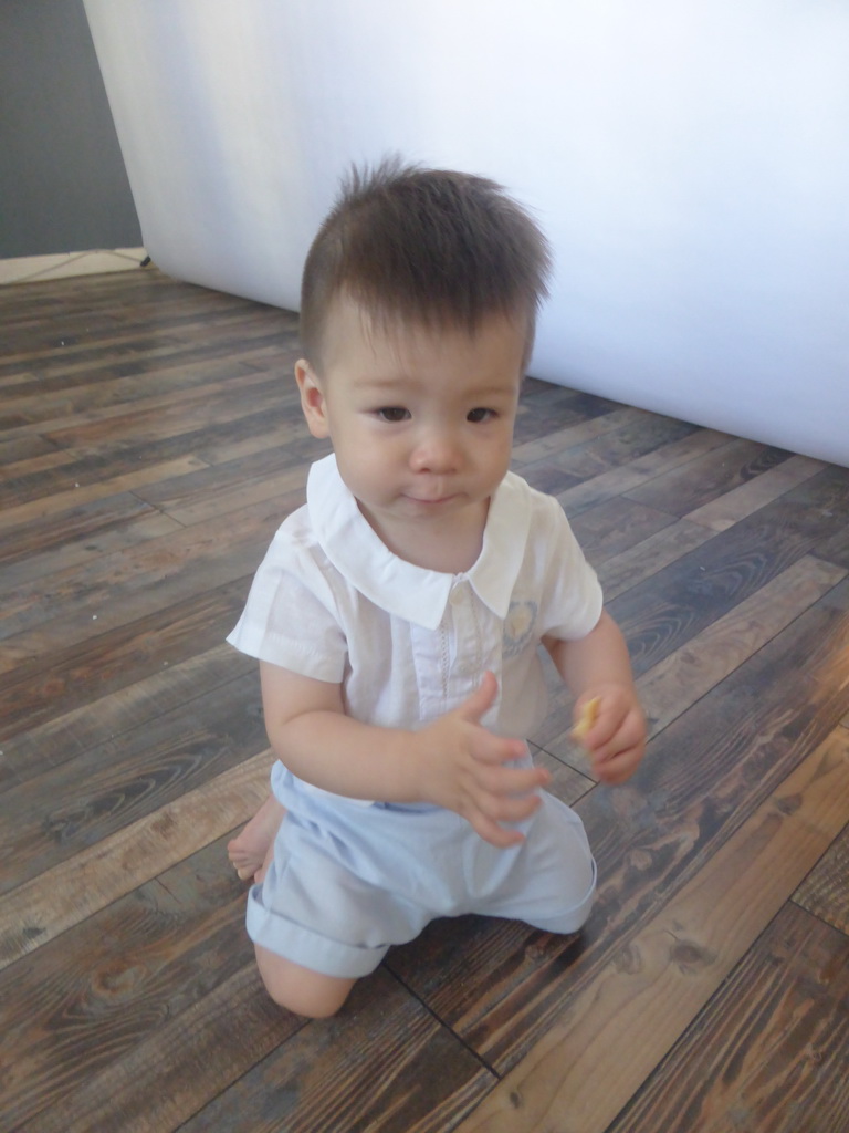 Max in the photo studio at the crossing of Guomao Road and Yusha Road